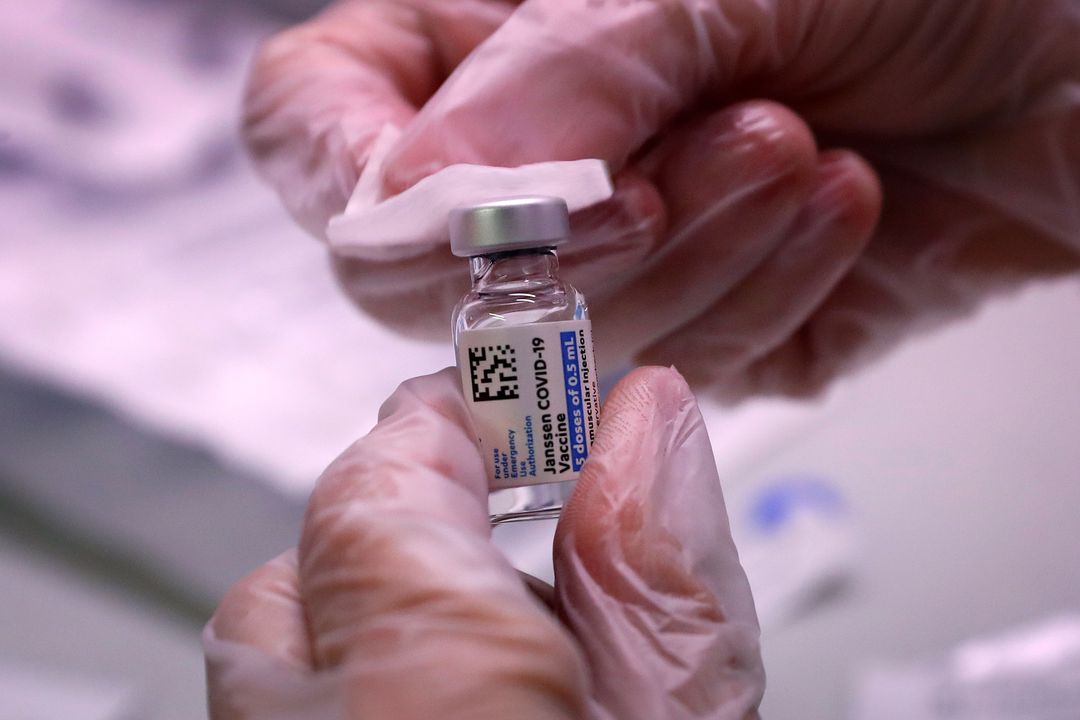 Un médico prepara 2° dosis de la vacuna de J&amp;J